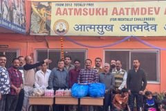 Ajay Verma, President of Swarnkar Sangh, celebrated Holi with special students.